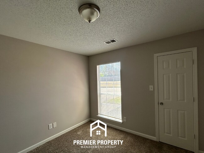 Building Photo - 4566 Kings Grant Dr