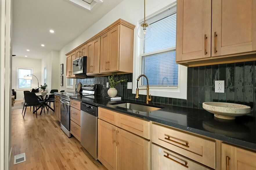 Building Photo - 2331 Belleview Ave