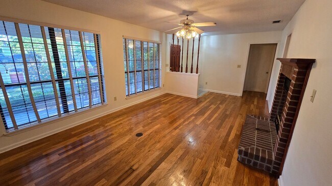 Building Photo - Beautiful Large home off of Mahan
