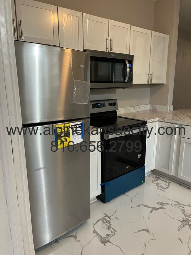 Building Photo - Updated Bungalow in Center District! Section 8 OK.