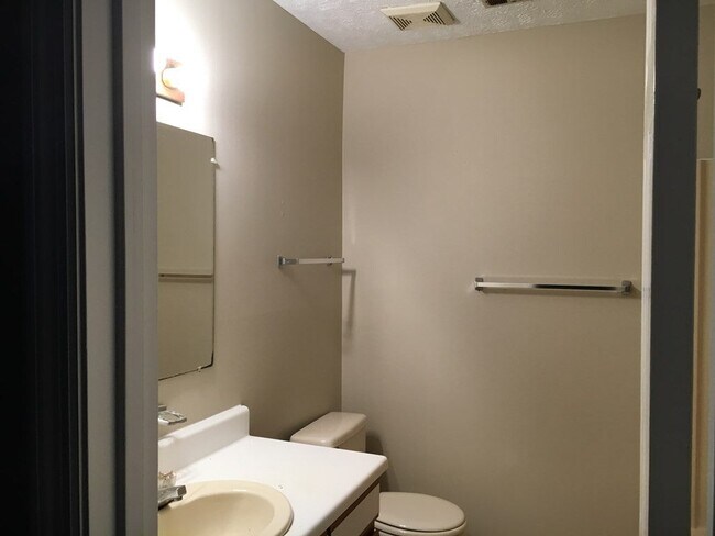 Building Photo - 3305 Vaucluse Rd