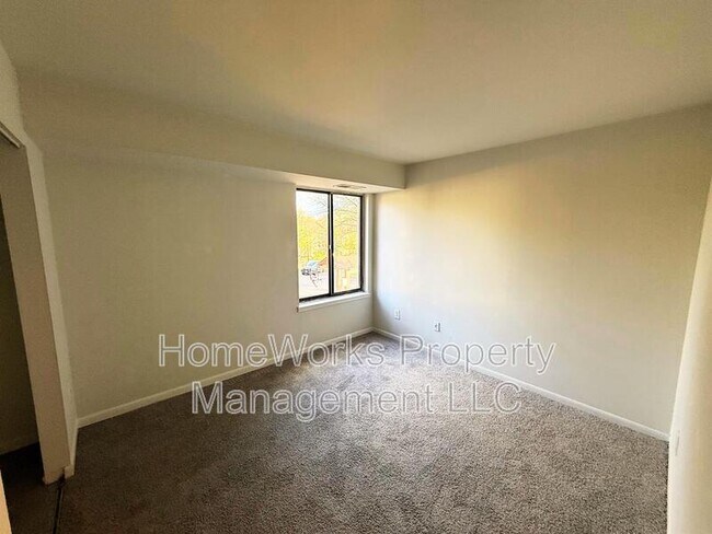 Building Photo - 9633 White Acre Rd