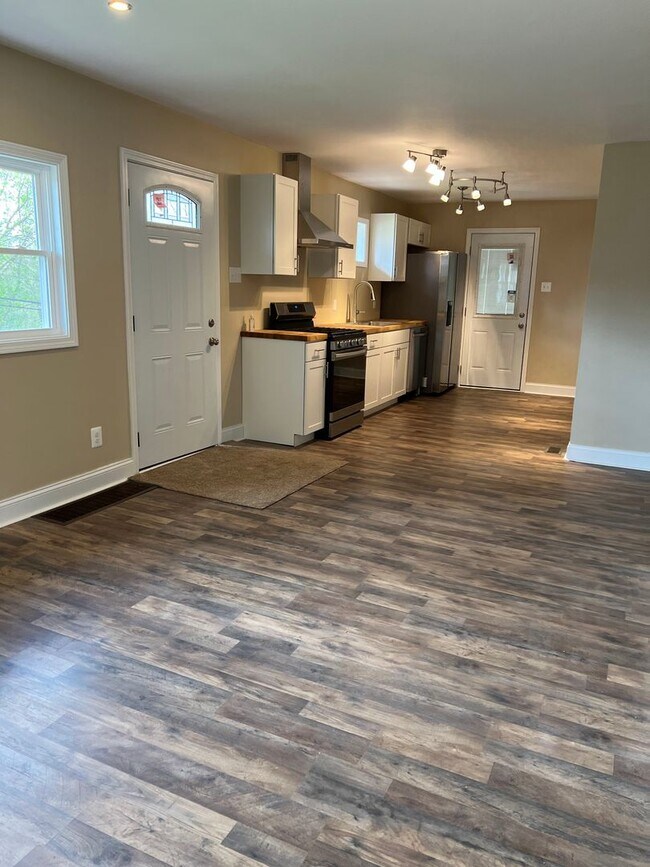 Building Photo - 4 Bed/1 Bath Home in Penn Hills-Completely...