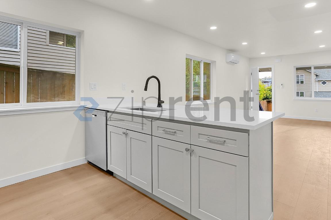 Building Photo - Unit B