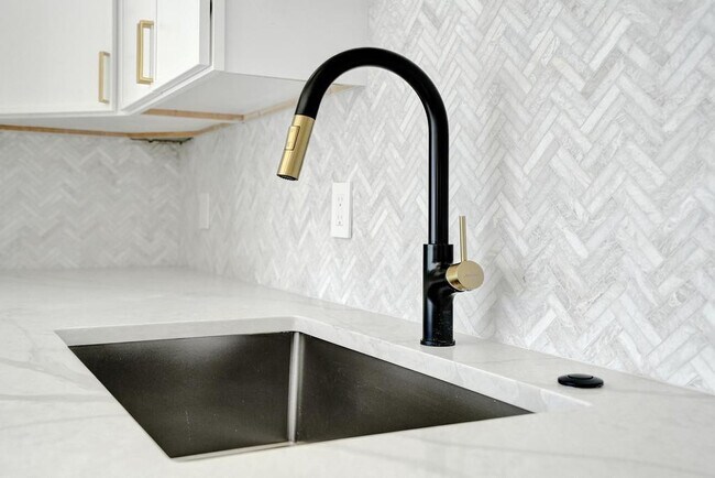 Building Photo - 840 SE 22nd Ave