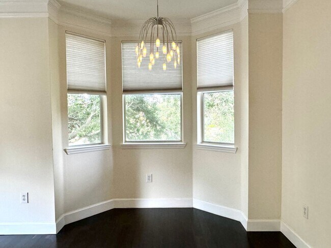 Building Photo - Stunning 2/2 Condo For Rent in Mirabella - Superb Location!