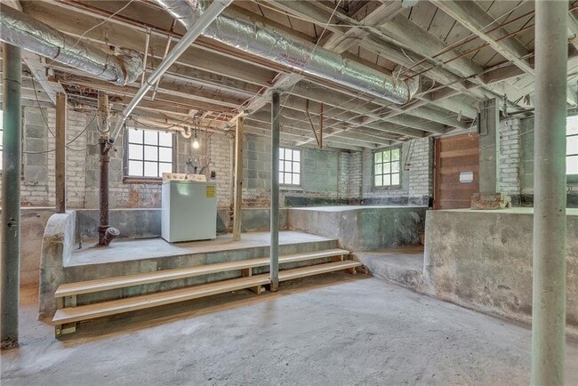 Building Photo - 812 Adair Ave NE