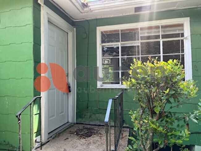 Building Photo - Move in Ready 2BR/1BA with Tons of Charm i...