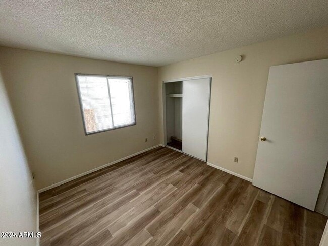 Building Photo - 2709 S Alder Dr