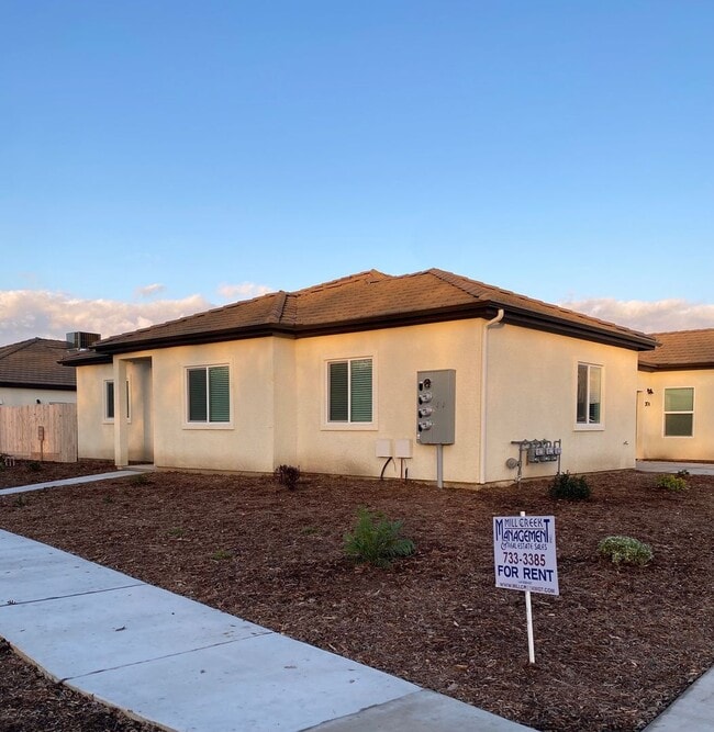 Building Photo - 3928-3928 S Burke St