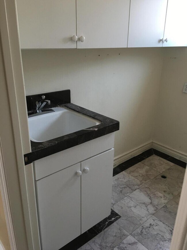 Building Photo - 2022 Plant Ave