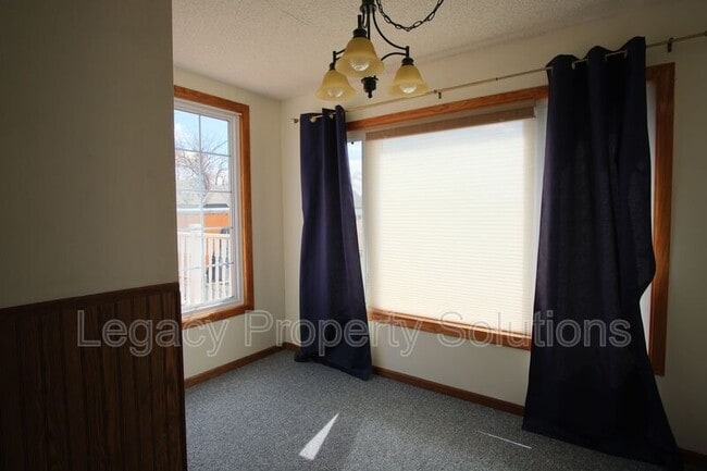 Building Photo - 609 N 13th St