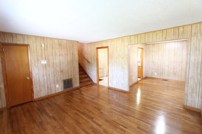 Building Photo - 3 Bedroom 1 Full Bath + Picture Perfect In & Out! You will LOVE IT!!