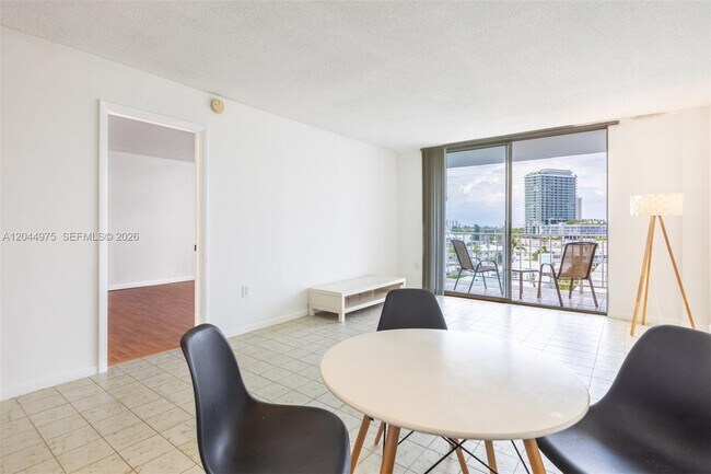 Building Photo - 6900 Bay Dr