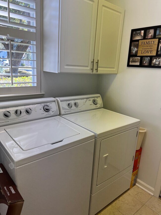 Building Photo - Two Bedroom, Two Bath UNFURNISHED Home in ...