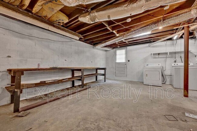 Building Photo - 2249 4th Pl Cir NE