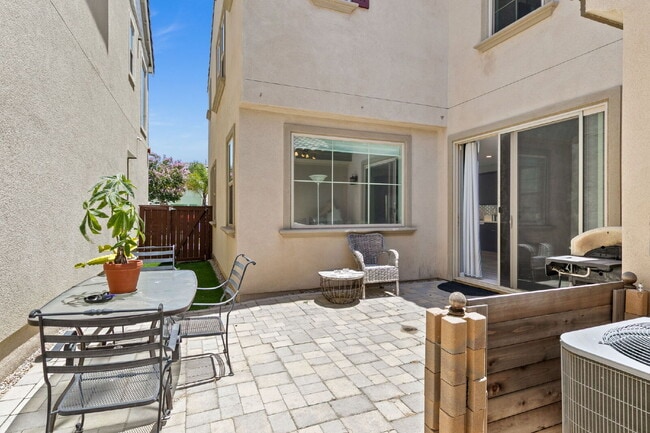 Building Photo - Love your life at Escaya in Chula Vista! 4Bed/2.5Ba attached garage home for rent