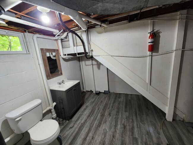 Building Photo - 4 Bedroom in East Moline  MUST SEE!!!
