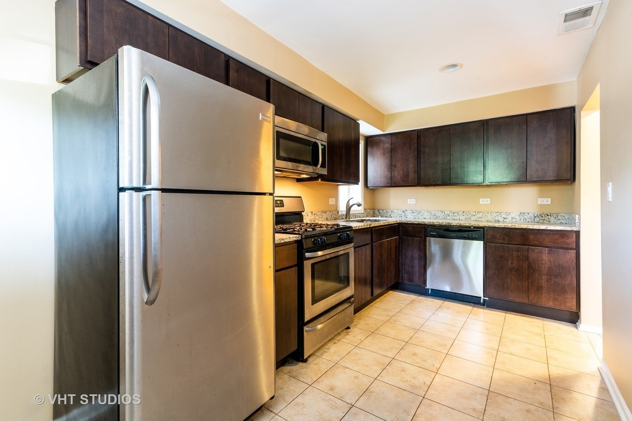 Kitchen - 1327 W Foster Ave