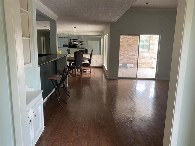 Building Photo - 5 Bendwood Dr