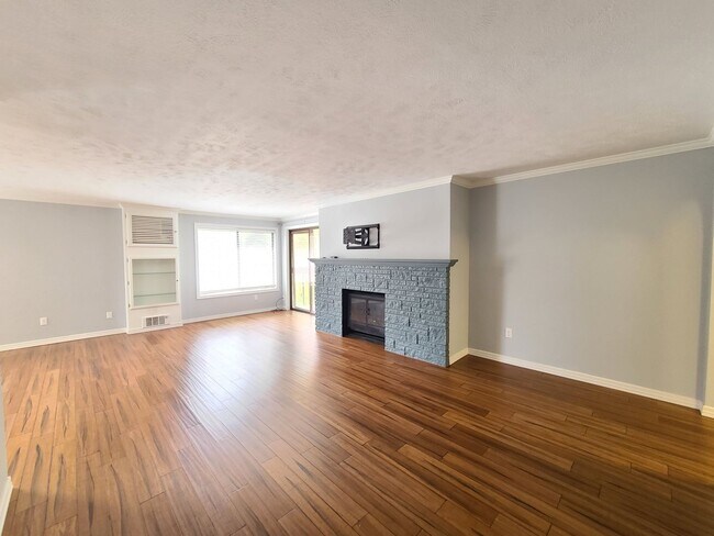 Building Photo - $1,695 - 2 Bed / 2 Bath Spacious Top Floor...