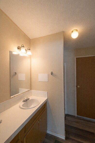 Building Photo - 247 Laurel Leah