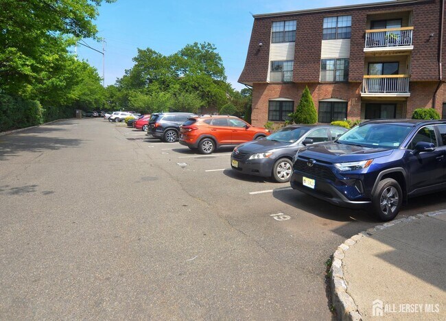 Building Photo - 202 Hidden Village Dr