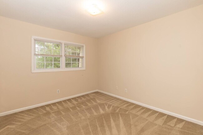 Building Photo - Two Bedroom End Unit Home!