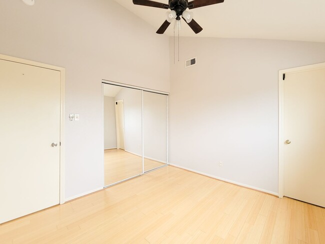 Building Photo - Medical Center Living at Its Best – Poolsi...