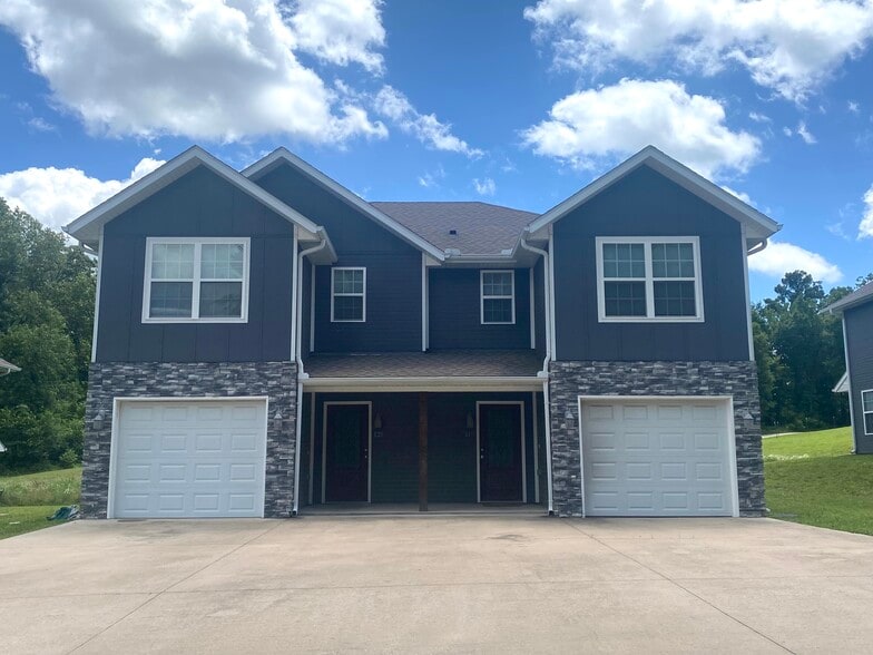 Building Photo - 1929 Broadway St