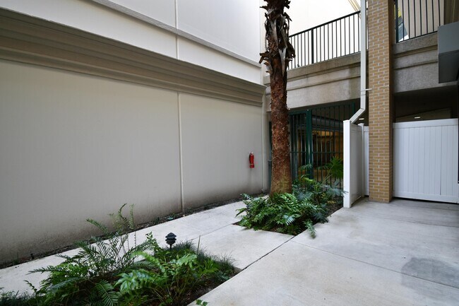 Building Photo - 1661 Riverside Ave