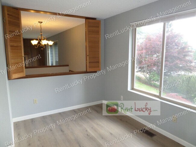 Building Photo - Wonderful & Updated 3-Bedroom Home w/Custom Chicken Coop in Redmond FOR RENT!!