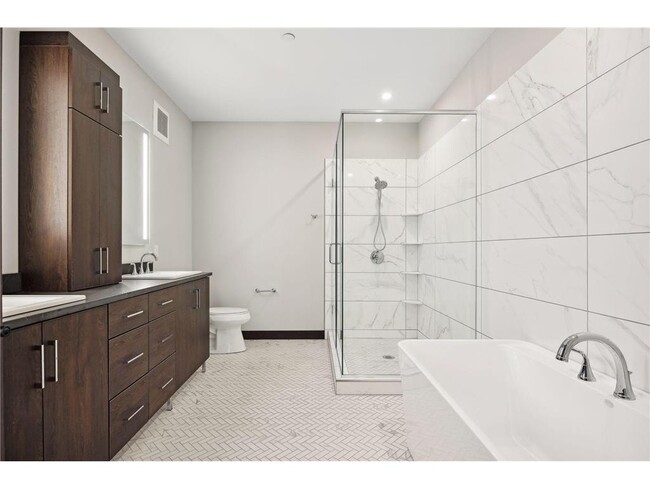 Building Photo - 253 Lake St E