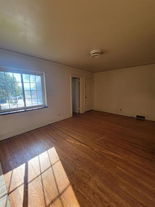 Building Photo - 805 Somerset Dr