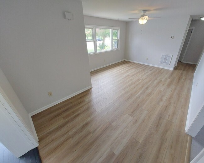 Building Photo - CUTE AND COZY 3 BEDROOM HOME AT BUCKROE BEACH FOR RENT!!!