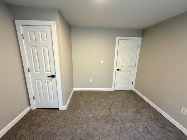 Building Photo - For Lease : 5 bedroom 1 1/2 bathroom fully renovated home in nice area. Call KPM 313-429-3244