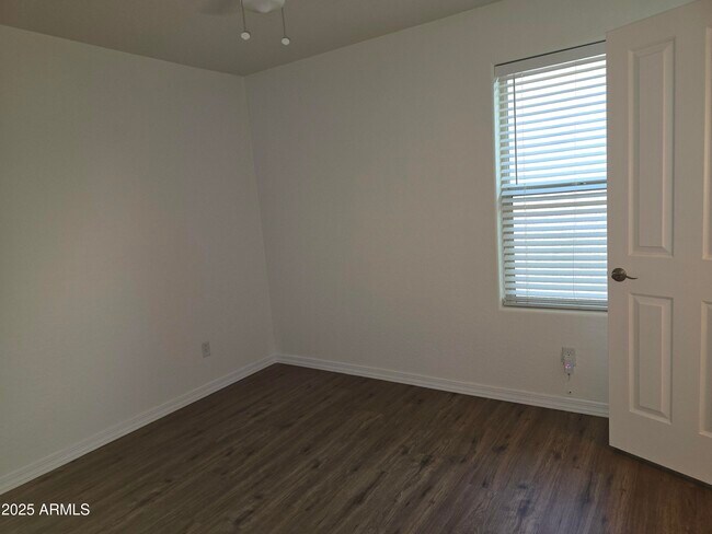 Building Photo - 1514 E Hummingbird Way