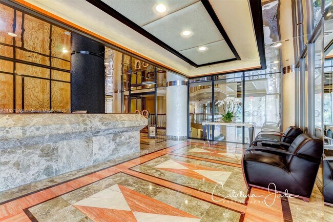 Building Photo - 2843 S Bayshore Dr