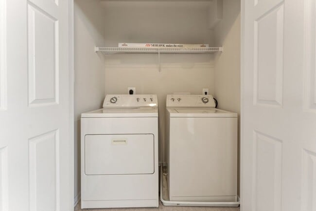 Building Photo - Commuter's Dream! Stylish 3-Bedroom Condo ...