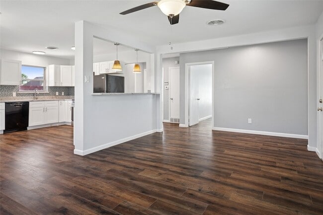 Building Photo - 9982 Chireno St