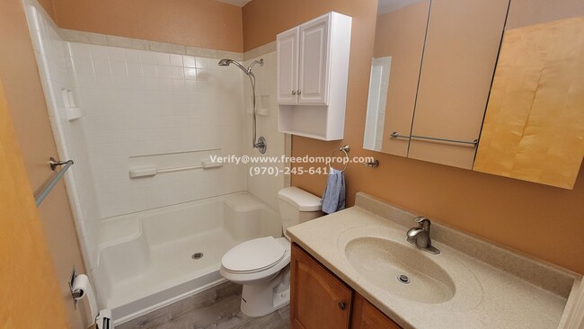 Building Photo - Large 4 bedroom 2 bath Ranch style Home