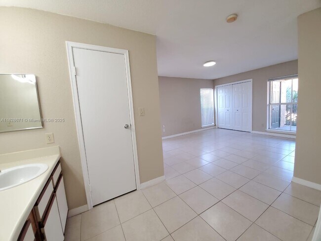 Building Photo - 833 Riverside Dr