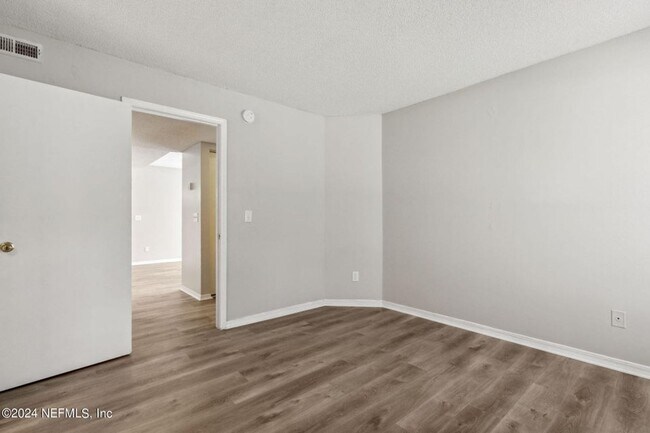 Building Photo - Renovated Condo in a Convenient Location!