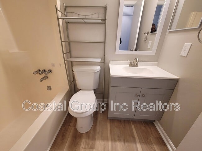 Building Photo - 6002 Edgelake Dr