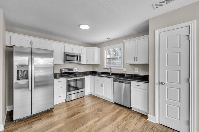 Building Photo - Charming 3 Bedroom Home with 2 Full Baths in Clarksville, TN - Don't Miss Out!