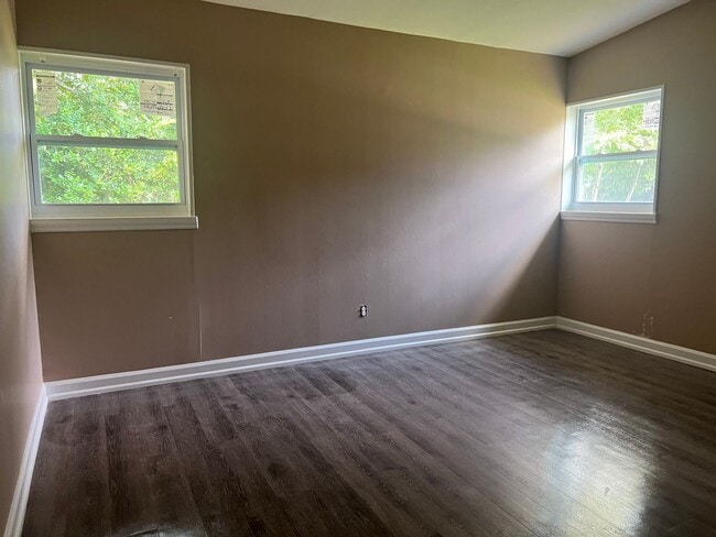 Building Photo - Nice home move in ready!