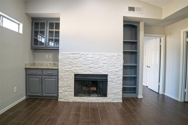 Building Photo - Newly Renovated Two Bedroom Condo in Oak Lawn