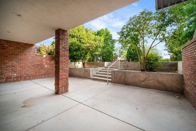 Building Photo - "Spacious 4-Bedroom, 4.5 Bathroom 4792 sq. ft. Retreat with Scenic Views and Cozy Fireplace in St...