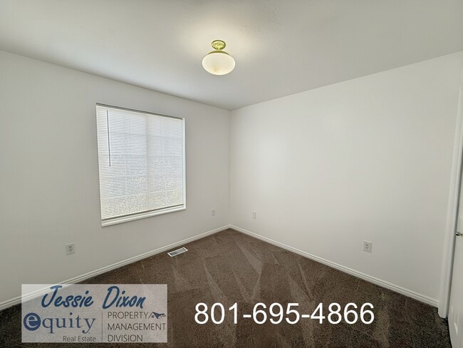 Building Photo - 108 W Oaks Dr