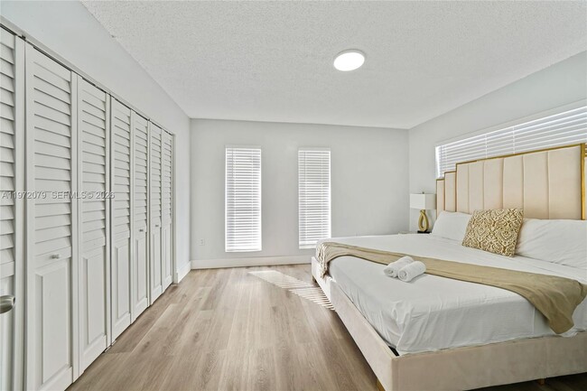 Building Photo - 1051 NE 163rd St